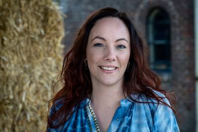 Wie kruipt er naast deze boeren of boerinnen op die hoekbank?