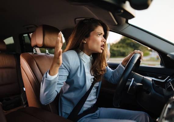 Waarom je de autoradio uitzet als je moet inparkeren