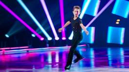 Golden Buzzer Denis schaatst pannen van het dak