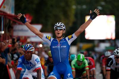 Terpstra helpt Trentin aan tweede zege in Parijs-Tours