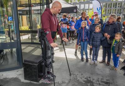 Ruben heeft een dwarslaesie, maar kan dankzij exo-skelet even meelopen voor goed doel