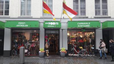 Baas carnavalsshop kwaad na boete om kikkers in bloembak