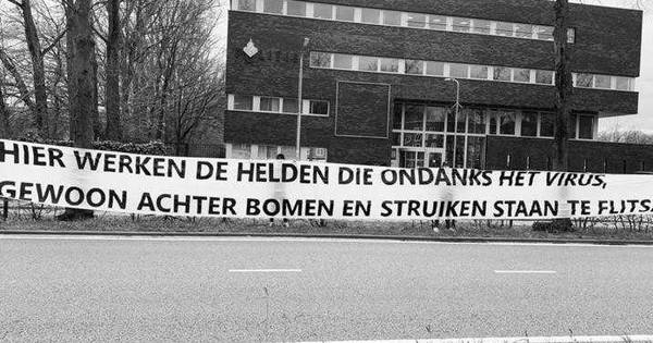 Spandoek voor politiebureau in Tilburg: ‘Hier werken de helden die ondanks het virus gewoon staan te flitsen’