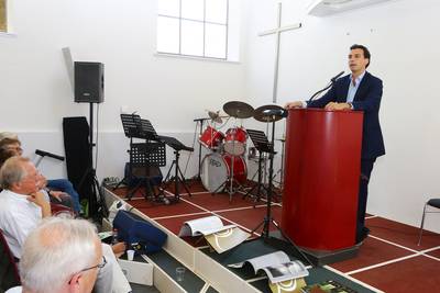 Onder het kerkorgel bejubelt Baudet het christendom
