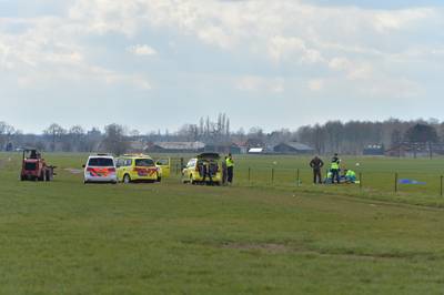 Parachutist komt hard ten val bij vliegveld Teuge
