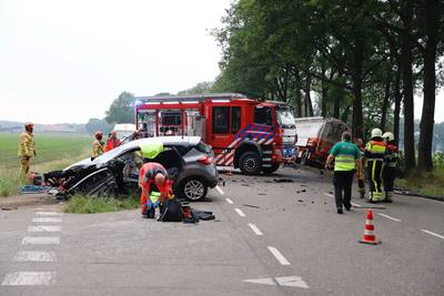 Gewonden bij zware botsing tussen vrachtwagen en auto
