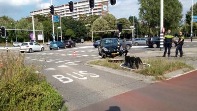Auto rijdt tegen verkeerslicht op druk kruispunt in Ede