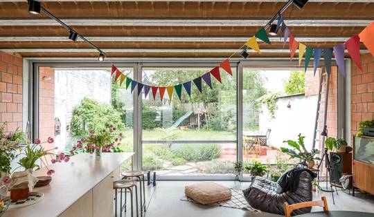 ‘Bij een stevige bui wisten we precies waar we de emmers moesten zetten’: een huis dat langzaam werd wat het nu is