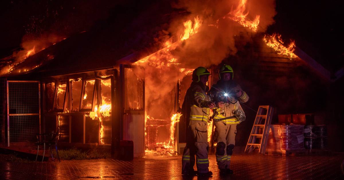 Losgeslagen onweersgebied: grote brand verwoest kippenschuren Barneveld - De Gelderlander