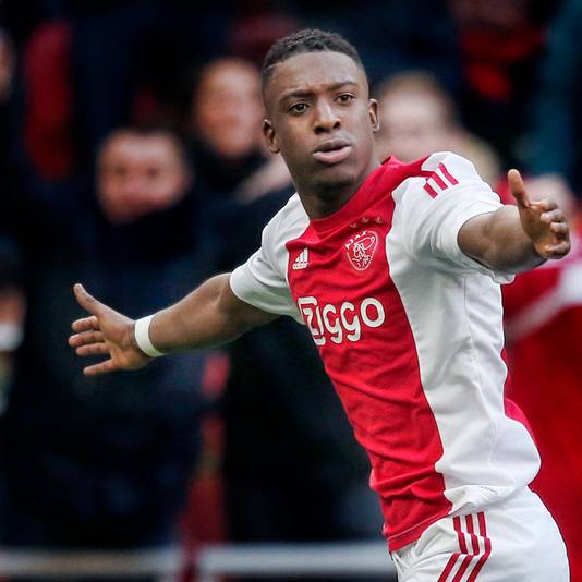 Riechedly Bazoer maakt de 2-1.