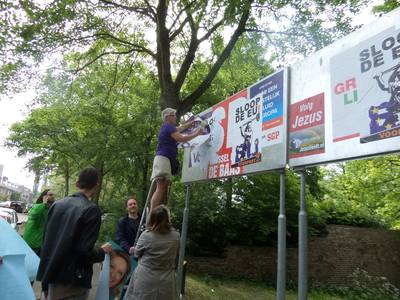 Wageningse partijen ‘heroveren’ verkiezingsborden na overplakken door extreemrechts