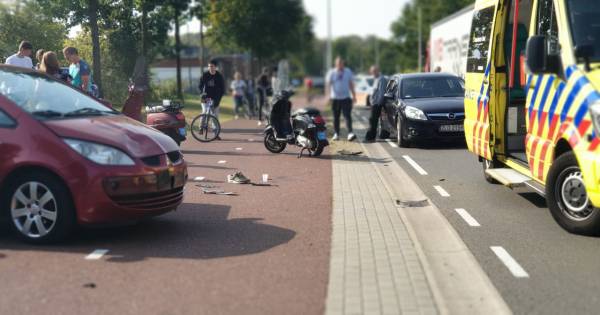 "Het tweetal botste op de Euregioweg in Enschede tegen een auto." "De auto kwam van een bedrijventerrein af en stak daarbij het fietspad over." Oftewel: De auto verleende geen voorrang?