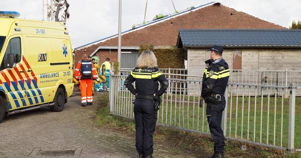 Man raakt gewond door val van dak in Elshout
