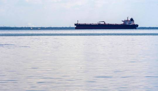 Russische vlag geschilderd op olietanker die Amerikaanse kustwacht al tien dagen achtervolgt