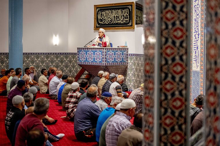  Bezoekers van de Mevlana moskee tijdens het avondgebed aan het begin van de Ramadan.  Beeld ANP