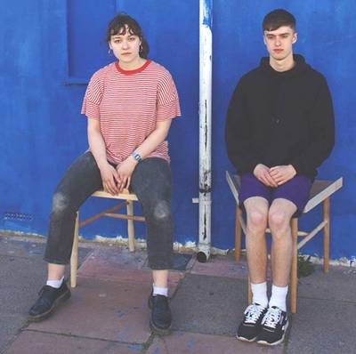 Jonge feministe ontwerpt stoel waarop mannen niet wijdbeens kunnen zitten