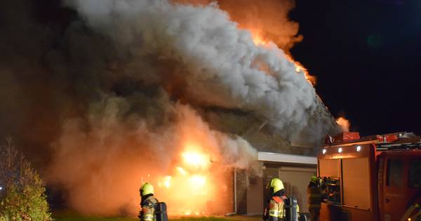 Grote brand verwoest woning in Ooij, vuur na uren onder controle.