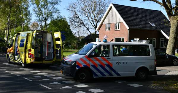 Botsing tussen auto en brommer in Den Ham, gewonde met spoed naar ziekenhuis - Tubantia