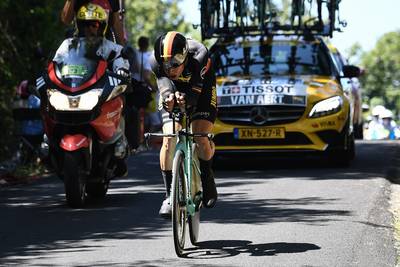 Van Aert helpt ploeg op Tourmalet vanaf ziekenhuisbed