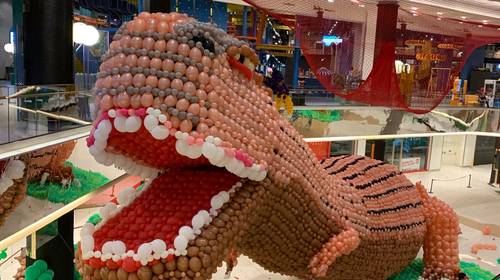 Gijs (29) haalt wereldrecord met dinosaurus die bestaat uit 40.000 ballonnen
