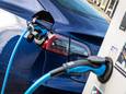 Een Tesla aan een laadpaal. Vooral van de Model 3 worden de laadkabels gestolen. Onder de 5 graden Celsius springt de beveiligingspin los als het laden klaar is.