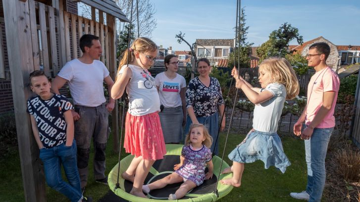 Moeder doet aan crisismanagement in een huis vol stuiterballen