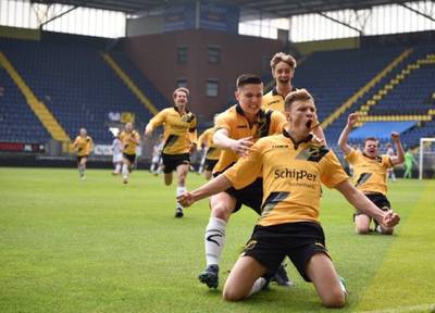 Van Hooijdonk jr. eert pa met heerlijke vrije trap in 'kleine derby'