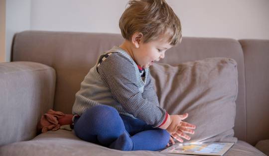 Nieuwe studie werpt verontrustend licht op schermtijd bij kinderen jonger dan 2 jaar