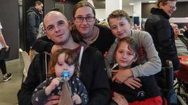 Heaven (9) zingt kerstliedjes voor papa in ziekenhuis na motorongeval: “Hier heb ik voor gevochten”