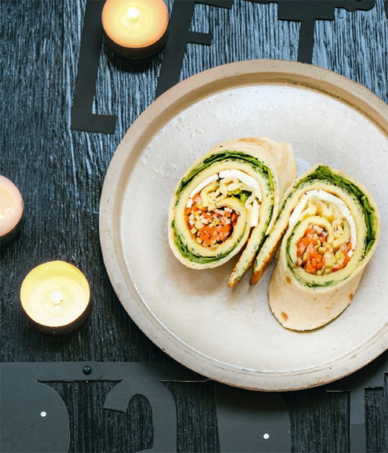 Jeroen Meus maakt kleurrijke wraps met pittige hummus en feta Nina