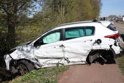 Auto's belanden in sloot na botsing, kinderen krijgen troostbeer van hulpdiensten