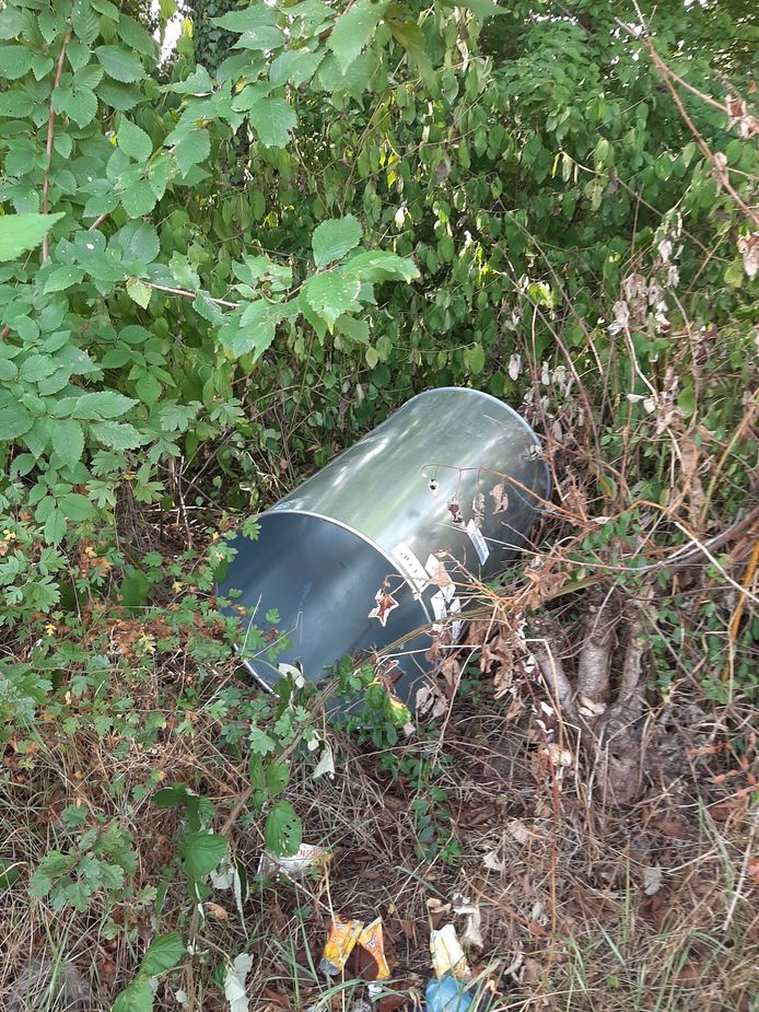 Een vat in de struiken langs de Ottergeerde, op 100 meter van de bushalte waar regelmatig ruiten sneuvelen