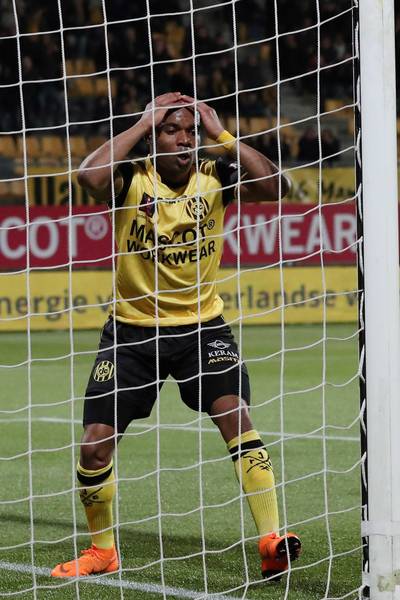 Rosheuvel schuldbewust na bizarre misser: 'Bal gleed van mijn voet'