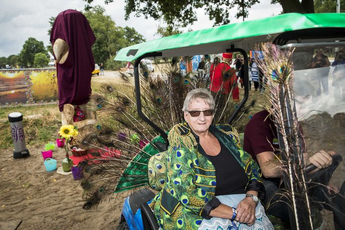 Zwarte Cross roemt Tante Rikie op film en in hout | Zwarte ...