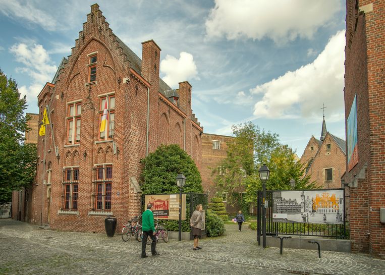 Personeel stedelijk museum en toeristisch infokantoor belt eenzamen en