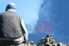 De vulkaan Etna op Sicilië barst uit