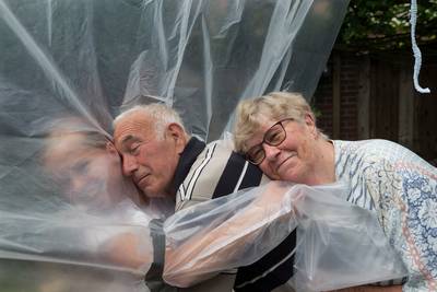 Na tien weken weer knuffelen met opa en oma: wel met plastic ertussen