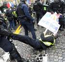 Politie zet waterkanon en traangas in in Parijs: “Honderd leden extreemrechts bestoken ordediensten”