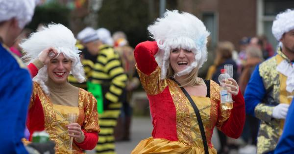 Even de pruik vasthouden; carnavalisten slaan zich in Zeddam door storm Dennis heen - De Gelderlande