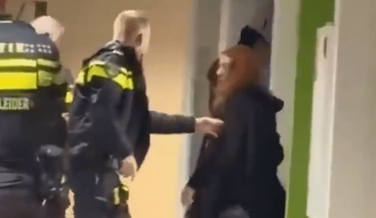 ▶ Zwangere vrouw in Nederlands asielcentrum hardhandig tegen de grond gewerkt: veel kritiek op aanpak politie