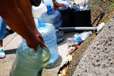 Chaos in Venezuela: bewoners halen water uit vervuilde rivier en afvoerpijpen