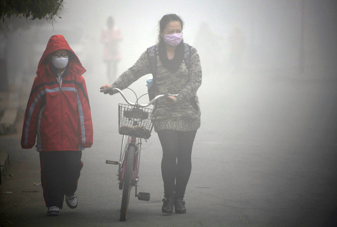 De inwoners van Jilin maken zich niet alleen grote zorgen over de smog die hen het leven zuur maakt, ook de dreiging van een kernexplosie houdt de gemoederen bezig. De belangrijkste nucleaire installatie van Noord-Korea ligt op 100 kilometer afstand.