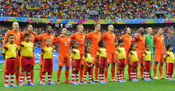 Contrast Bij Volksliederen Onder Van Gaal En Blind Kan Niet Groter Nederlands Voetbal Ad Nl