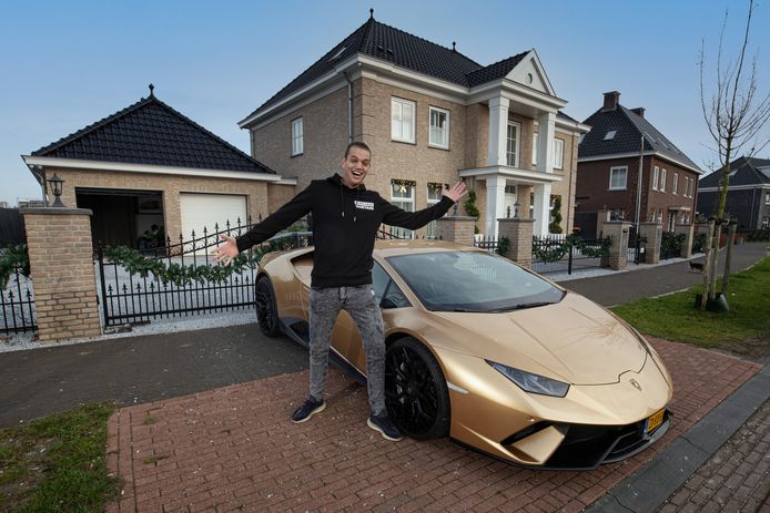 Multimiljonair In Gouden Lamborghini Verovert Nederland Met Badkamertegels En Youtube Economie Gelderlander Nl