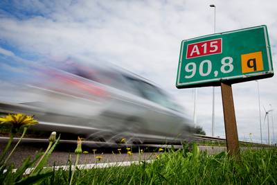 File en forse vertraging voor verkeer op A15 bij Tiel na incident