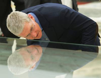 Personeel Apple knalt continu tegen de glazen design wanden op