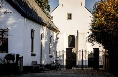 Dominee Rhenoy halfzijdig verlamd door ernstige mishandeling in kerk