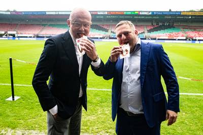 Daar zijn ze! De eerste rookworsten van Hema in het Goffertstadion