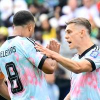 Van bijna vechtende kemphanen tot feestende ploegmakkers: wat was er aan de hand tussen Leandro Trossard en Youri Tielemans?