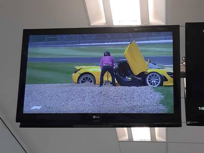 Hoe Norris een peperdure McLaren in het grind parkeerde